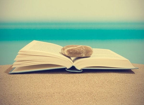 libro aperto di fronte al mare