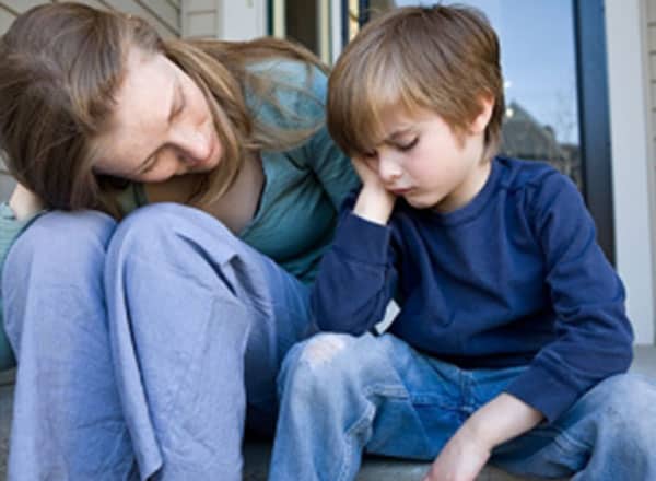 mamma che consola il bambino