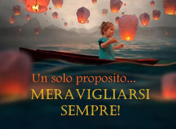l'importanza del meravigliarsi sempre tramite l'immagine di un bambino che gioca con delle lanterne, l'intervista a psicologa Milano Chiara Venturi