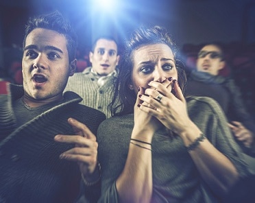 psicologia dei film horror - una coppia al cinema guardando un film horror