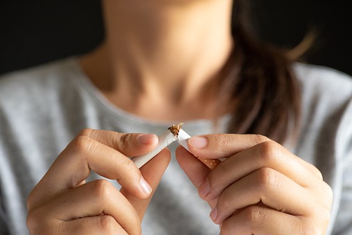 come smettere di fumare con la psicoterapia EMDR - una donna che spezza una sigaretta