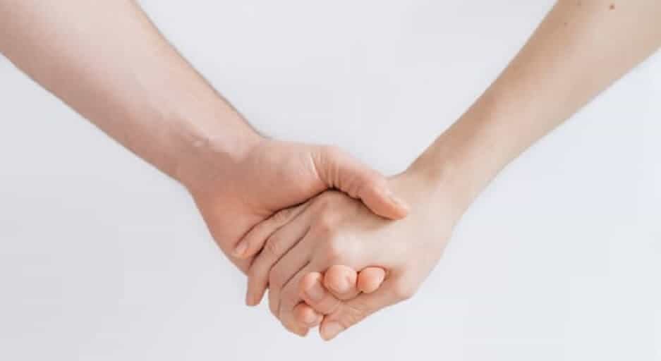 psicologia di coppia - un uomo e una donna che si tengono la mano