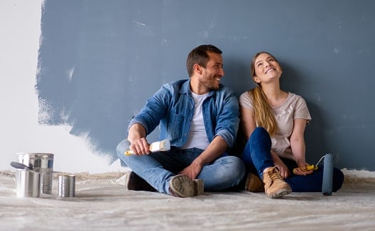 scelta del partner - una coppia che imbianca casa