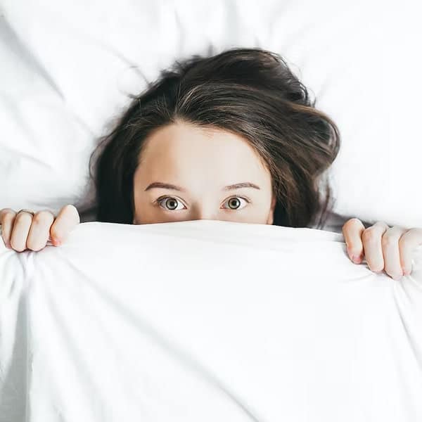 insonnia cause sintomi conseguenze - donna a letto che non riesce a dormire